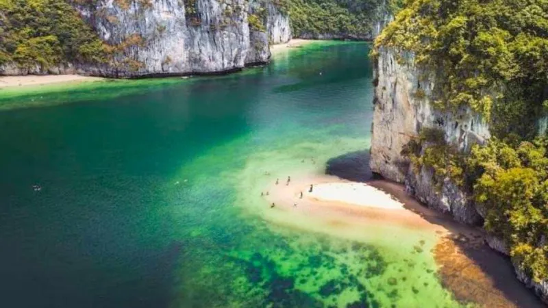 The pretty beach of Ba Trai Dao