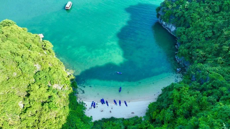 Turquoise water of Ba Trai Dao beach