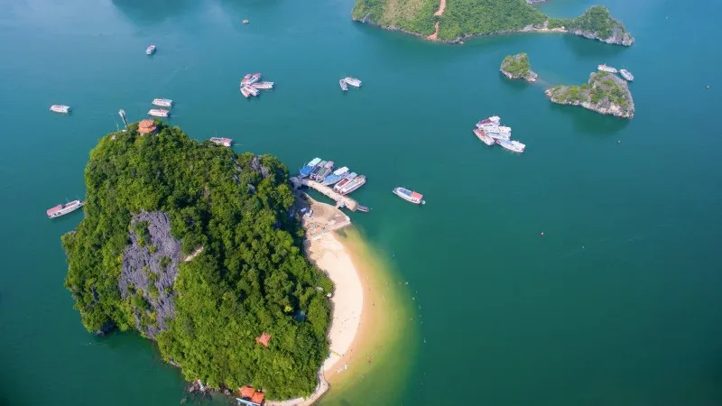 White sandy beach of Titop Island
