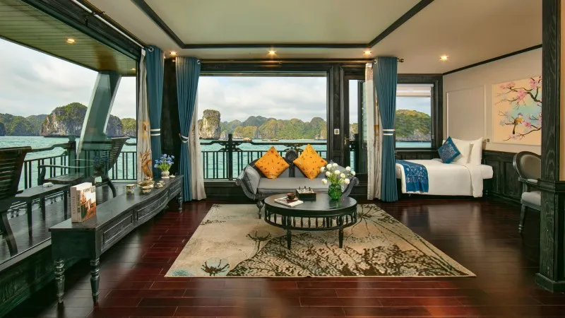 Elegant Decor For Honeymoon Couples