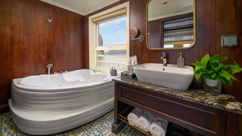 Jacuzzi tub in the Bathroom