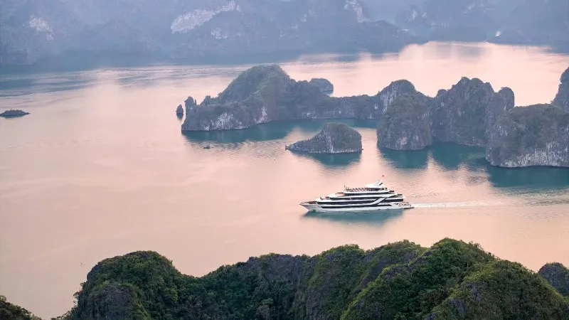 A luxury cruise in Halong Bay