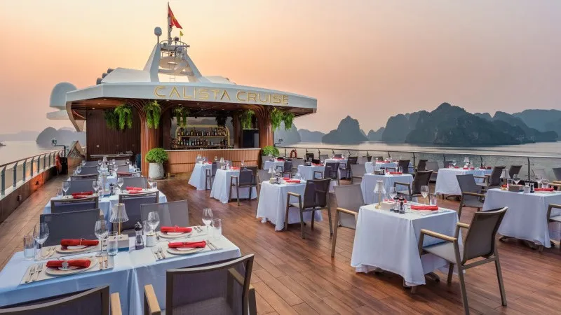 Have dinner on the Sundeck