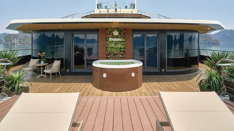 Huge terrace with a jacuzzi