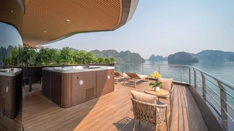 Large Terrace with Jacuzzi Tub