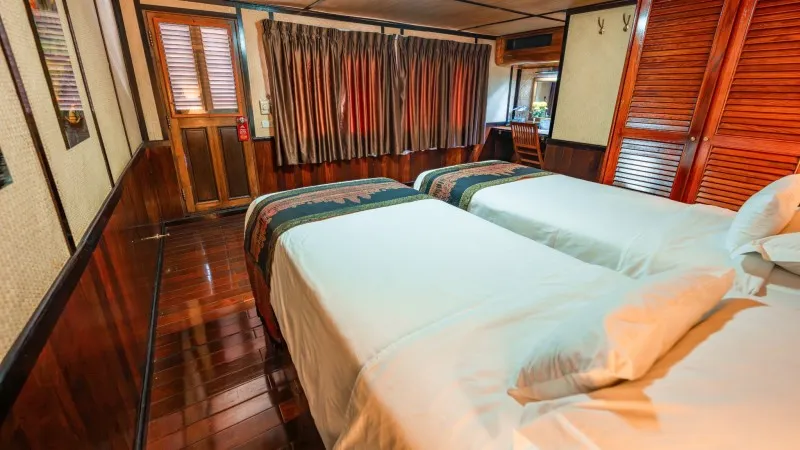 Twin bed room
