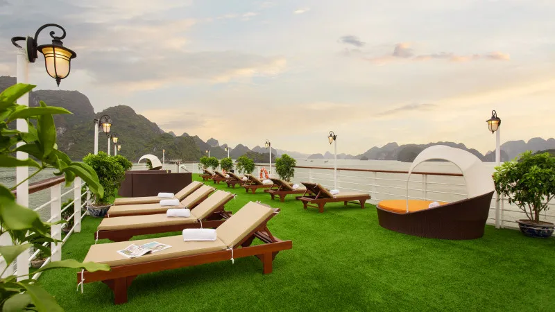 Admire Splendid Halong Bay View