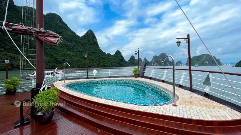 Beautiful jacuzzi pool on sundeck
