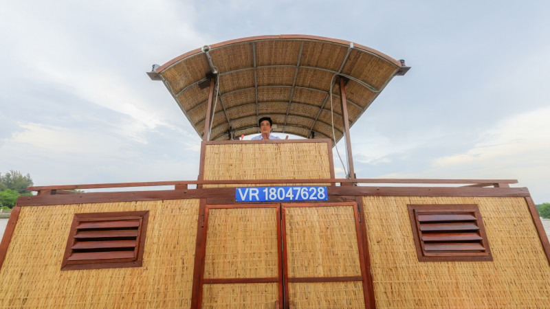Cruise Captain Sailing Sampan