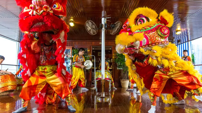 Dragon Dance To Welcome Customers