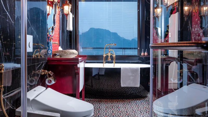 Classy ocean-view bathtub