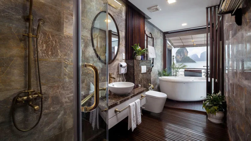 Ensuite-bathroom with jacuzzi