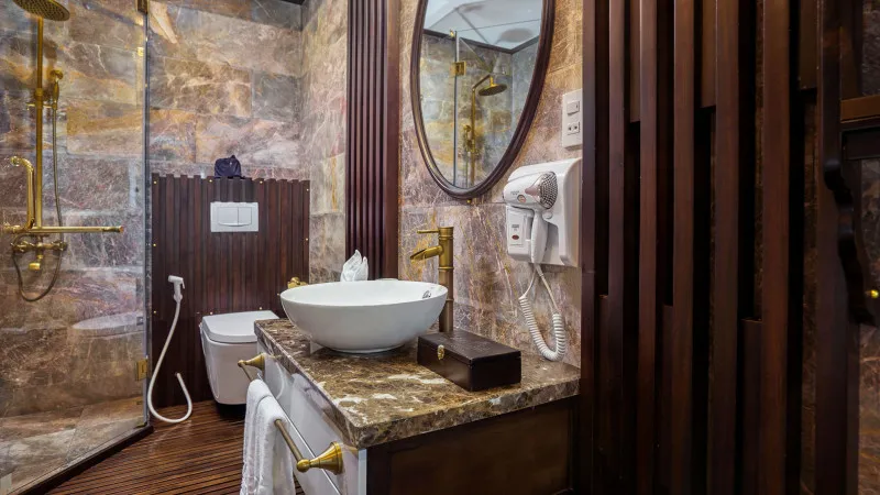Deluxe bathroom amenities