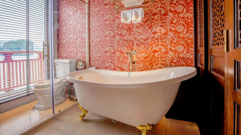 The bathtub with bay view