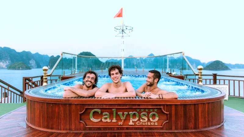 Relax At 4-Season Jacuzzi