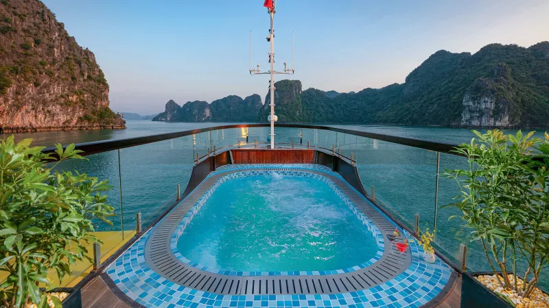 Relaxing 4-Season Pool