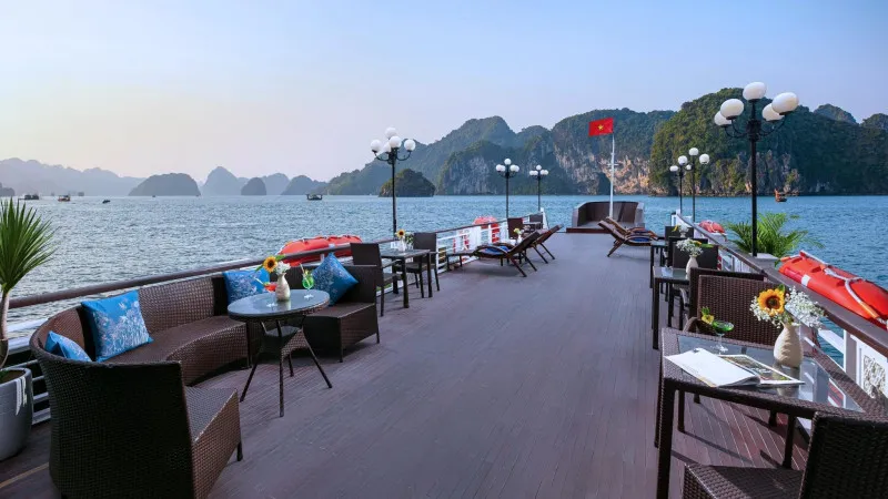 Breathtaking Bai Tu Long Bay scenery