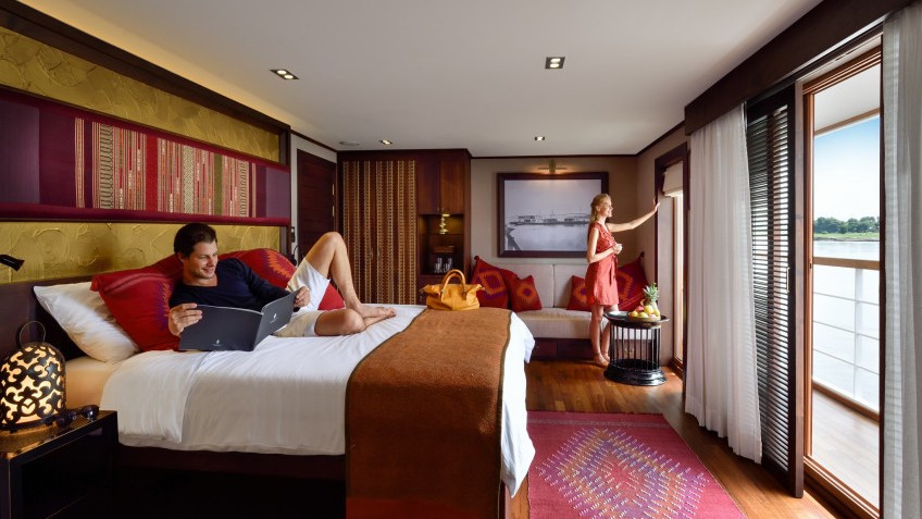 Suite Bed & Balcony View