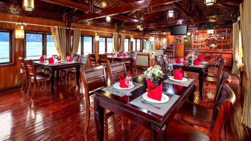 Cozy Bay Cruise: Mellow Ambiance in Restaurant onboard