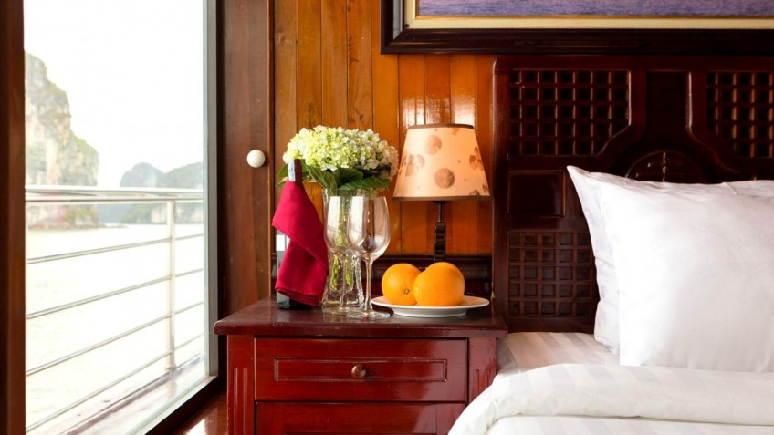 Cozy Bay Cruise: Sip A Cup Of Wine to Unwind