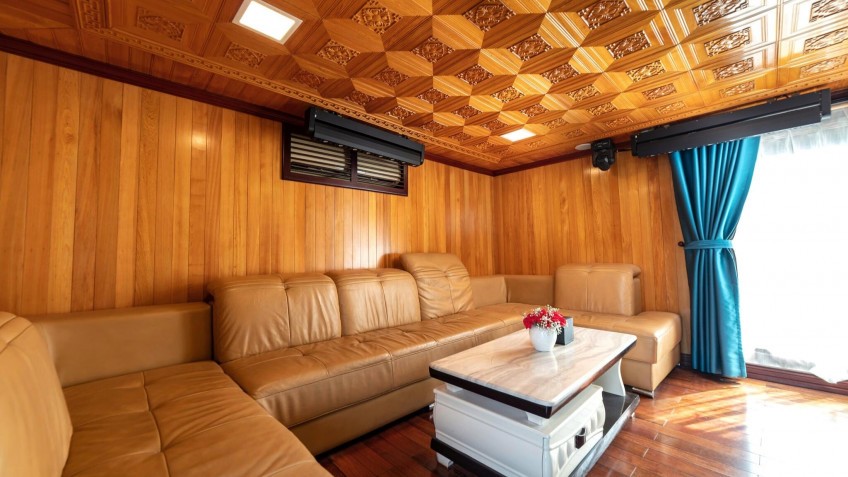 Melody Private Cruise: Deluxe sofa in dining room