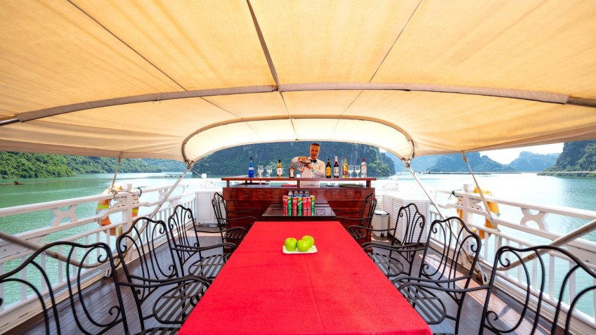 Melody Private Cruise: Perfect bar for sipping in Halong