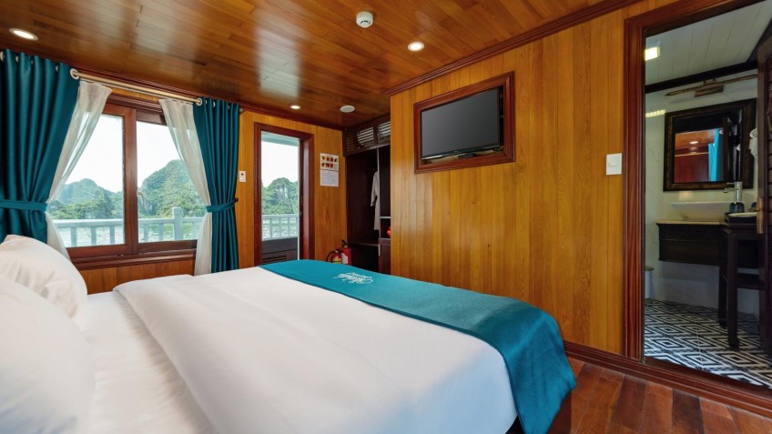 Melody Private Cruise: Luxury wooden furniture & panelling