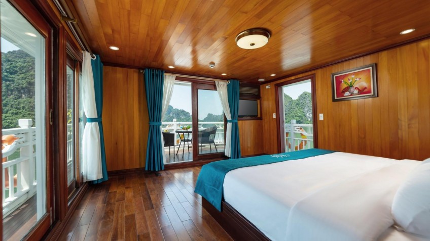 Melody Private Cruise: VIP Cabin with panoramic view of the bay