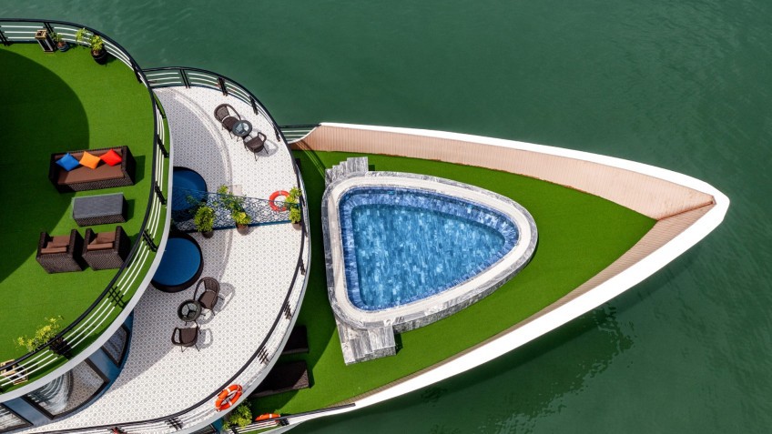 Fancy pool at the bow