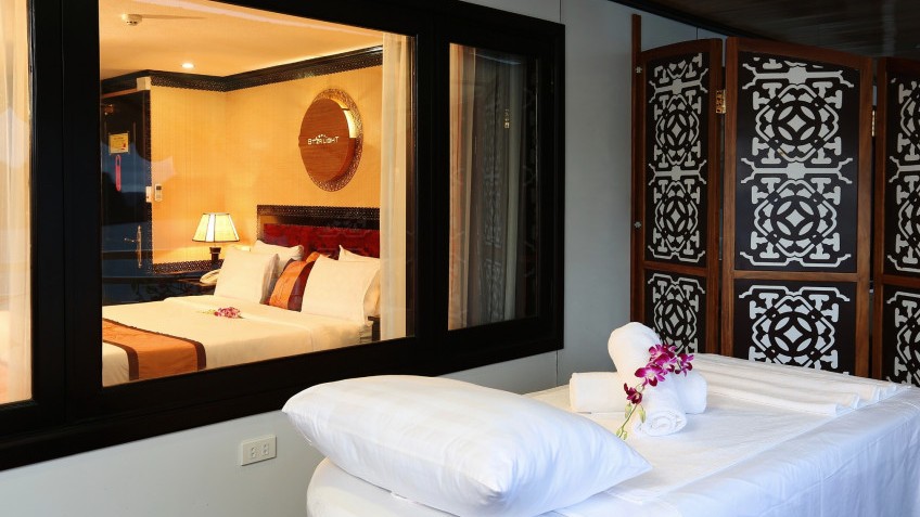 Starlight Cruise: Massage bed outside the Suite