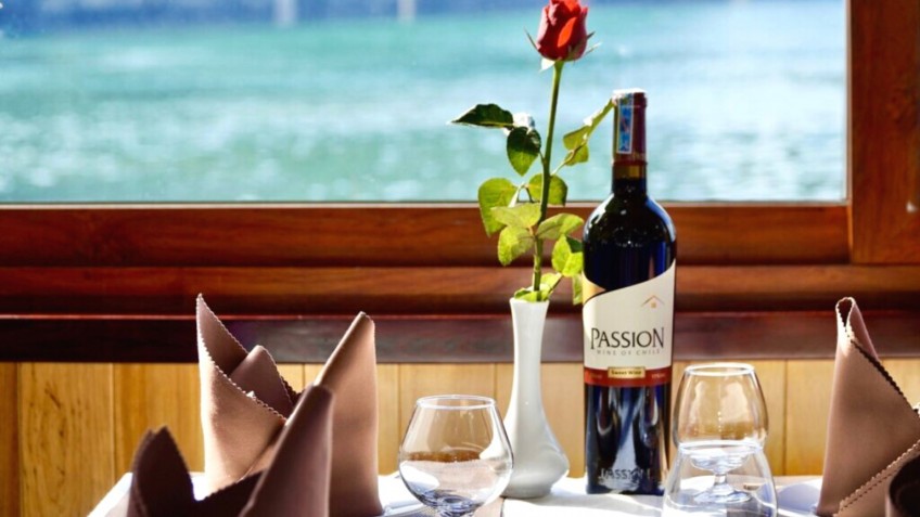 Alova Premium Cruise: Romantic Table Setup