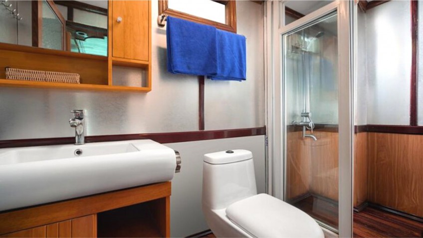 Cozy Bay Cruise: Bathtub With Up-to-date Equipments