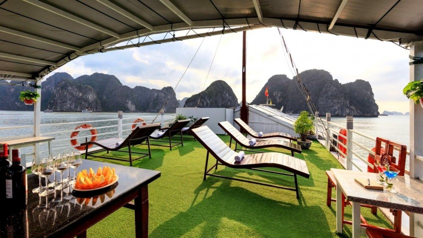 Cozy Bay Cruise: Beautiful Sunshine on Sundeck