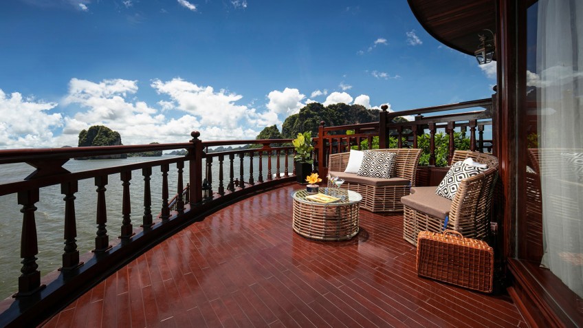 Emperor Cruises: Terrace with the majestic scenery