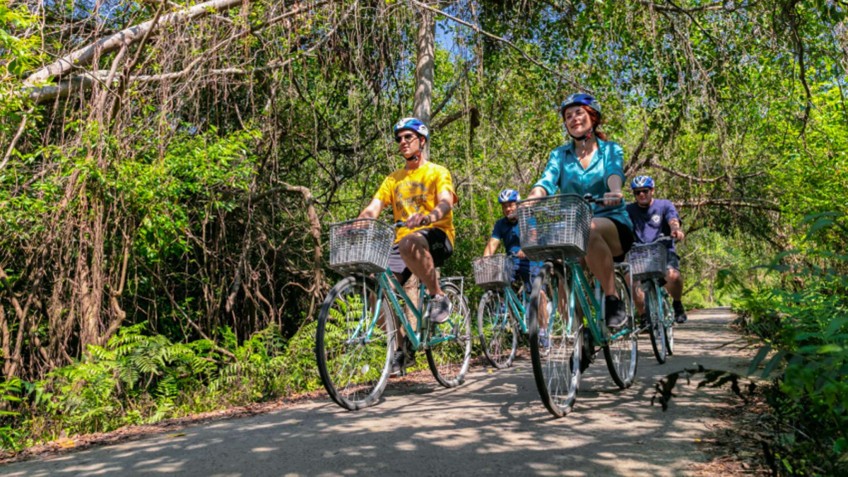 Indochine Cruise: Visit the village by bike