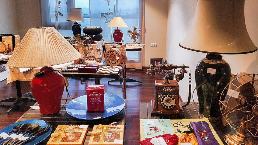 Indochine Cruise: Interesting Boutique Shop With Nice Souvenirs