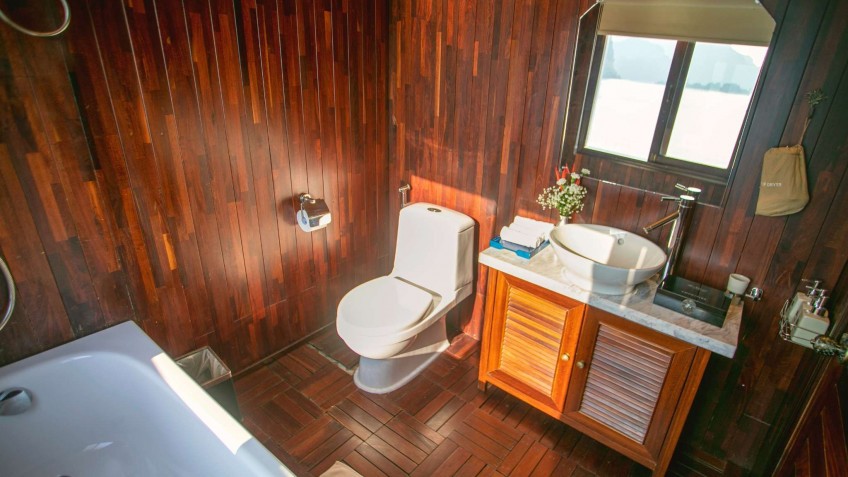 Legend Halong Private Cruise: Bathroom With The Bathtub