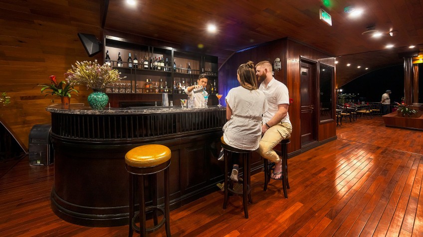 Sena Cruises: Enjoy cocktails in the Bar