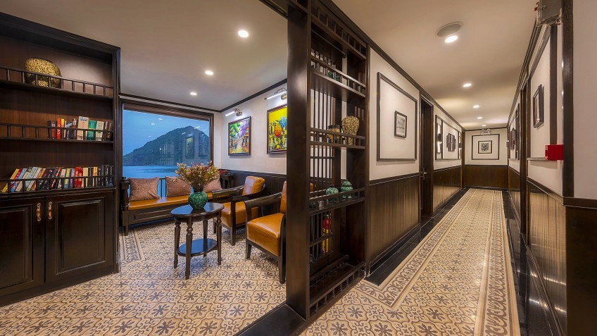 Sena Cruises: Bright Library and Corridor