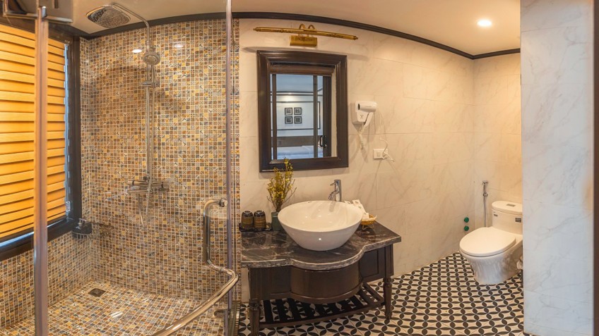 Sena Cruises: Full Bathroom Amenities