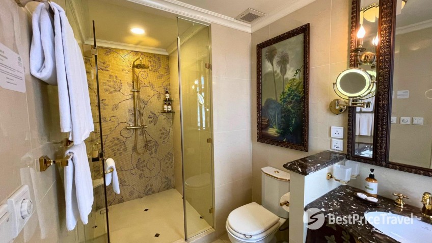 Luxury Bathroom With Royal Facilities