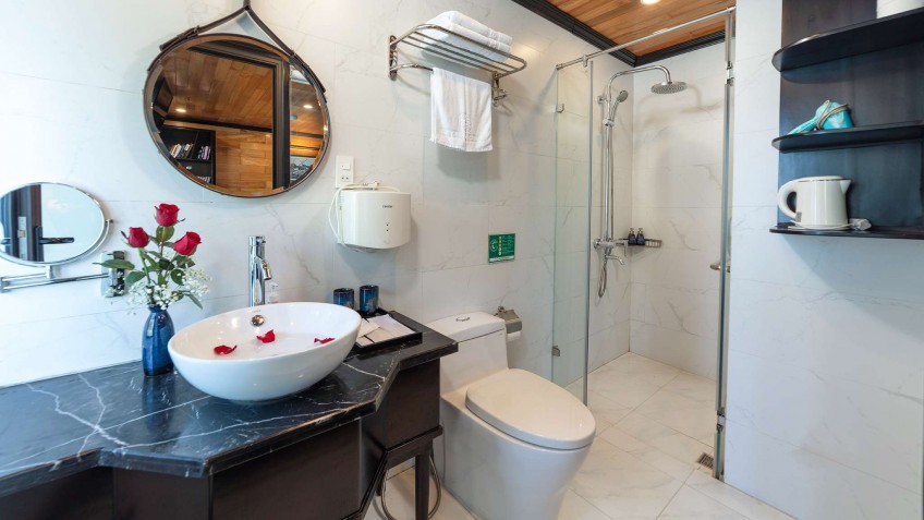 La Casta Cruise: Spotless Bathroom with Full Facilities