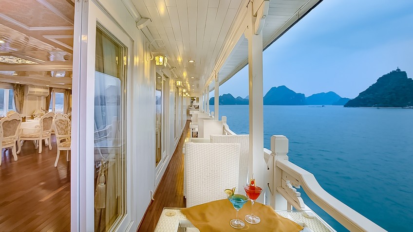 Signature Cruise: Airy Outdoor Dining Area