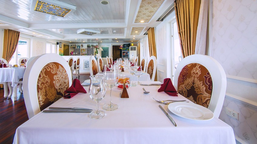 Signature Cruise: Delicate Table Setup