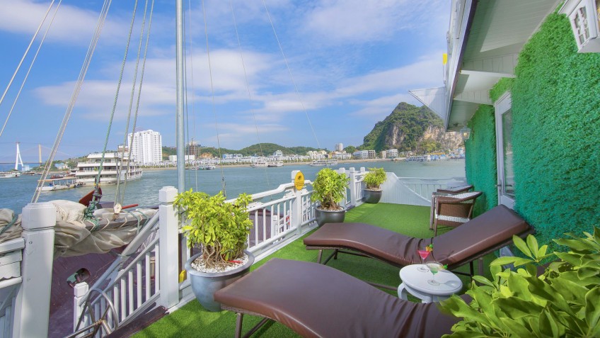 Signature Cruise: Witness Bai Tu Long from the Balcony