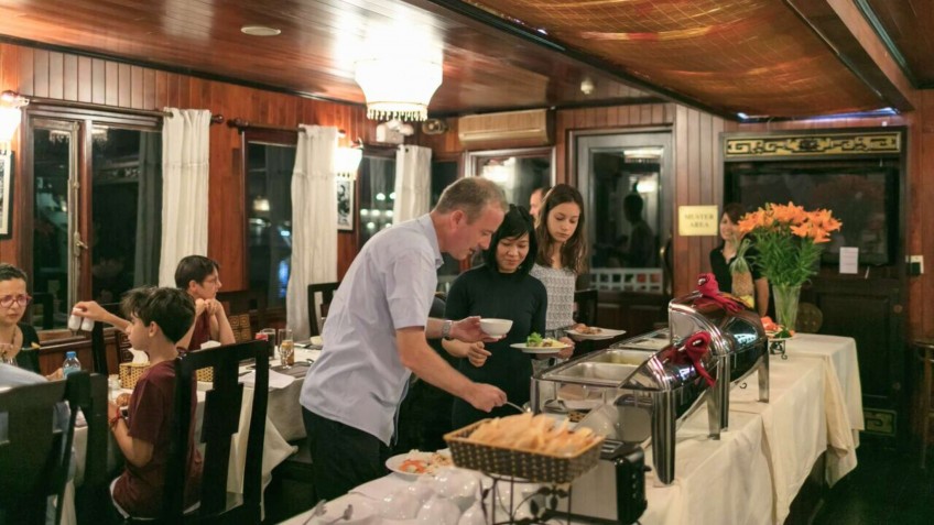 Garden Bay Legend Cruise: Delicious dinner on the cruise
