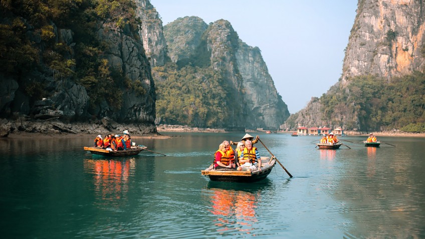Rowing boat to Vung Vieng village