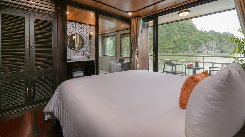 Victory Star Cruise: Comfy King Bed for staying Overnight