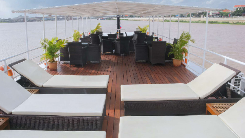 Excellent sundeck for sunbathing