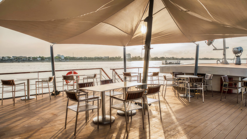 Enjoy the scenery of Mekong River